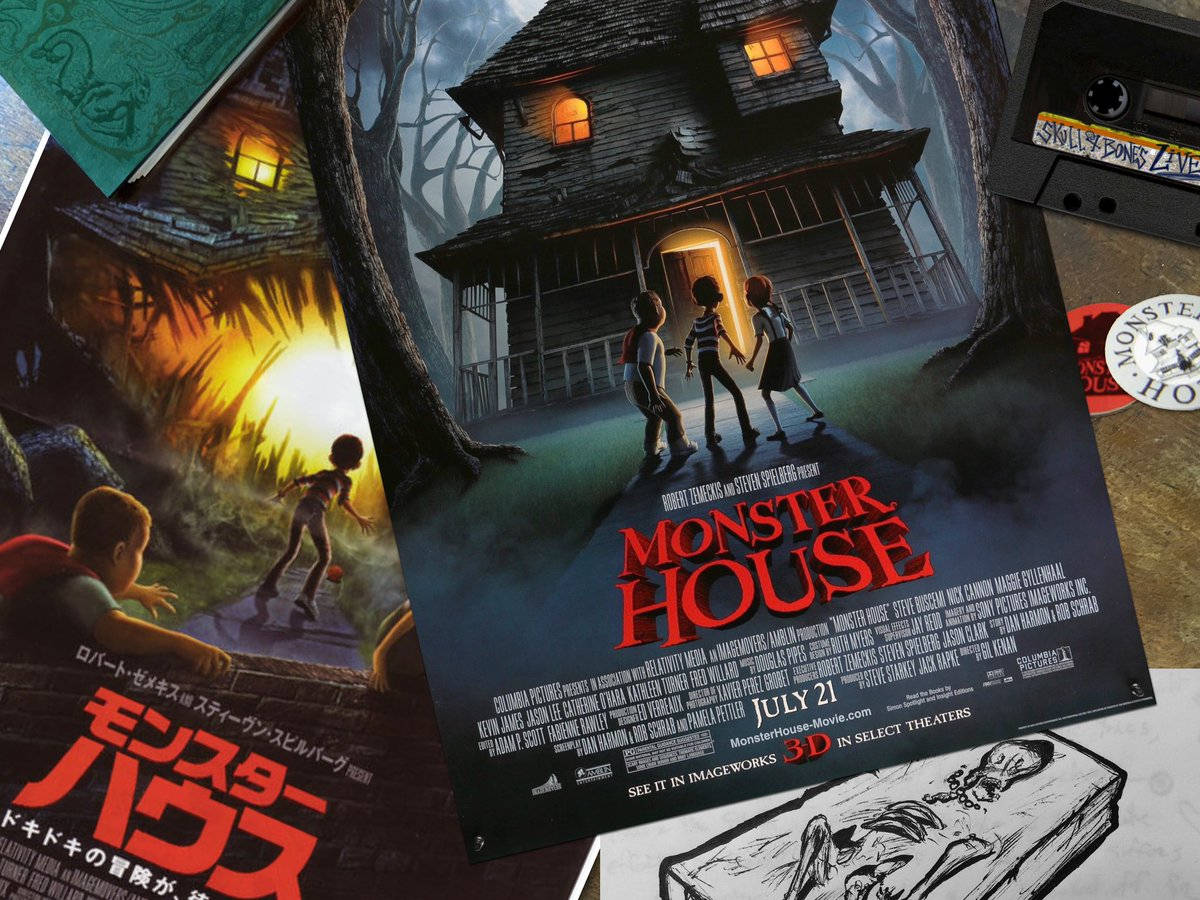 Monster House 桌布 壁紙 — 三個孩子站在一座陰森鬼屋前，鬼屋有發光的窗戶和扭曲的樹木，天空陰暗。
