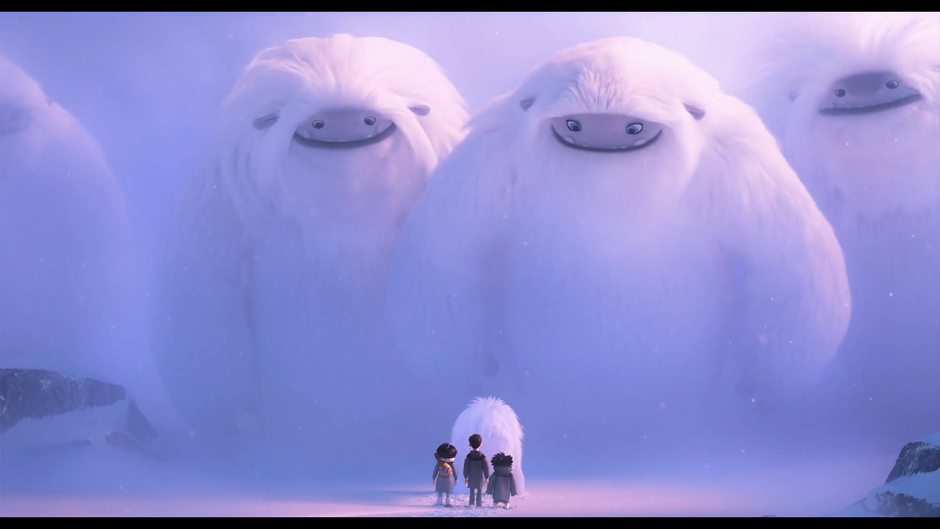 電影動圖 桌布 壁紙 — 三個孩子站在霧氣瀰漫的雪景中，敬畏地仰望高聳、毛茸茸的白色雪人般生物。