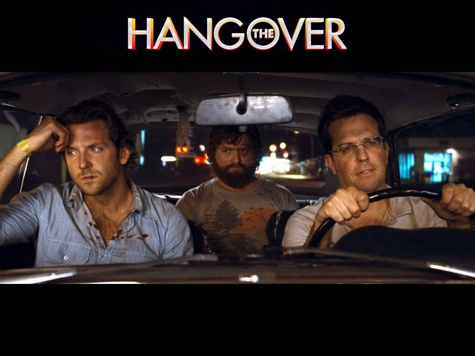 the hangover 桌布 壁紙 — 三個宿醉的男人在夜間的車裡，背後的城市燈光模糊，電影標題為 hangover。