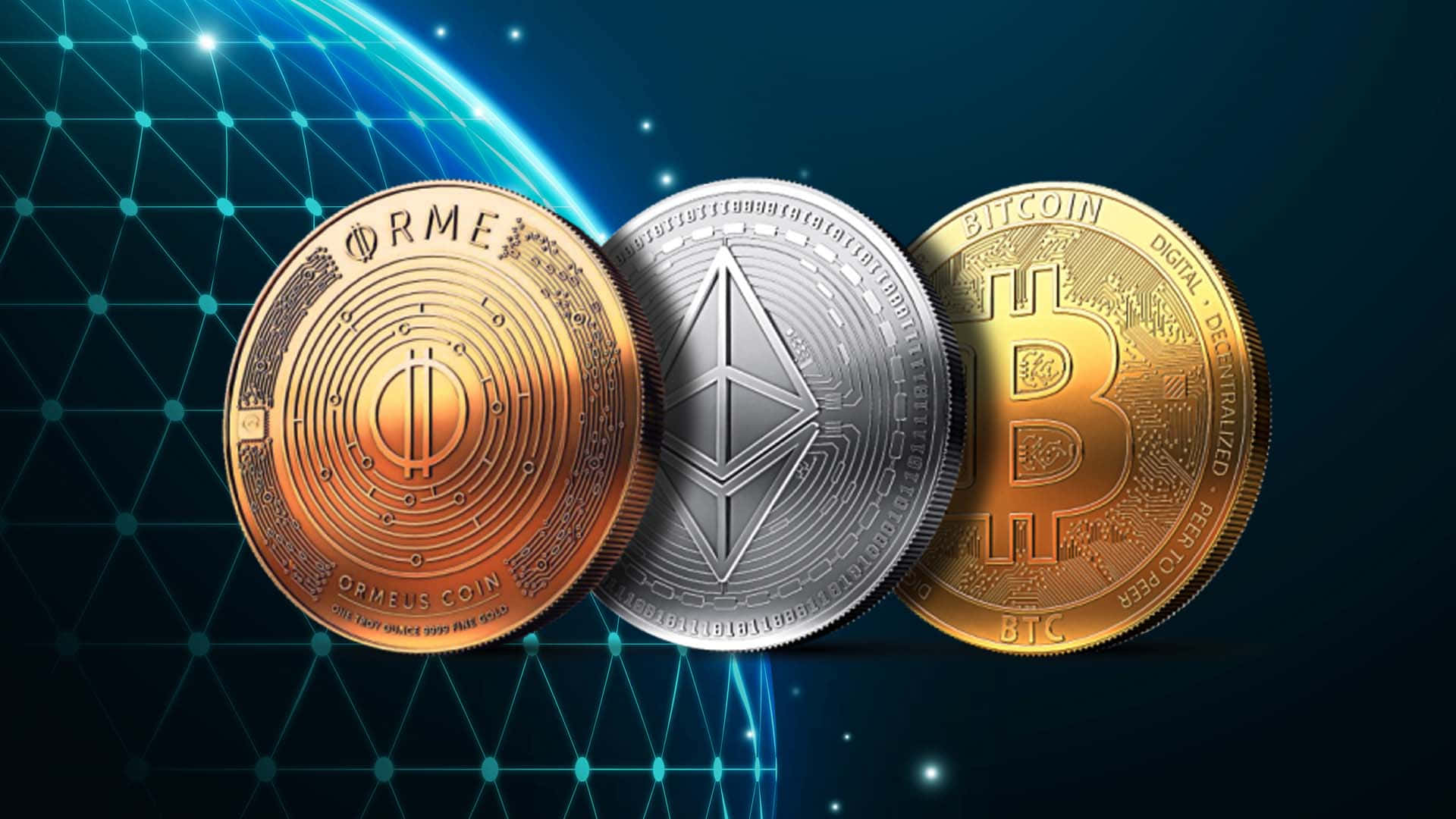 Money 桌布 壁紙 — 三個實體加密貨幣硬幣 Bitcoin、Ethereum 和 Ormeus Coin 在帶有發光節點的深藍色數位網格背景上發光。