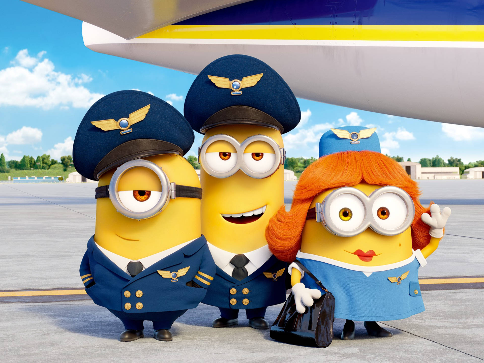gru 桌布 壁紙 — 三個小小兵穿著機長和空服員制服，在陽光明媚的停機坪上飛機翼下開心地站立。