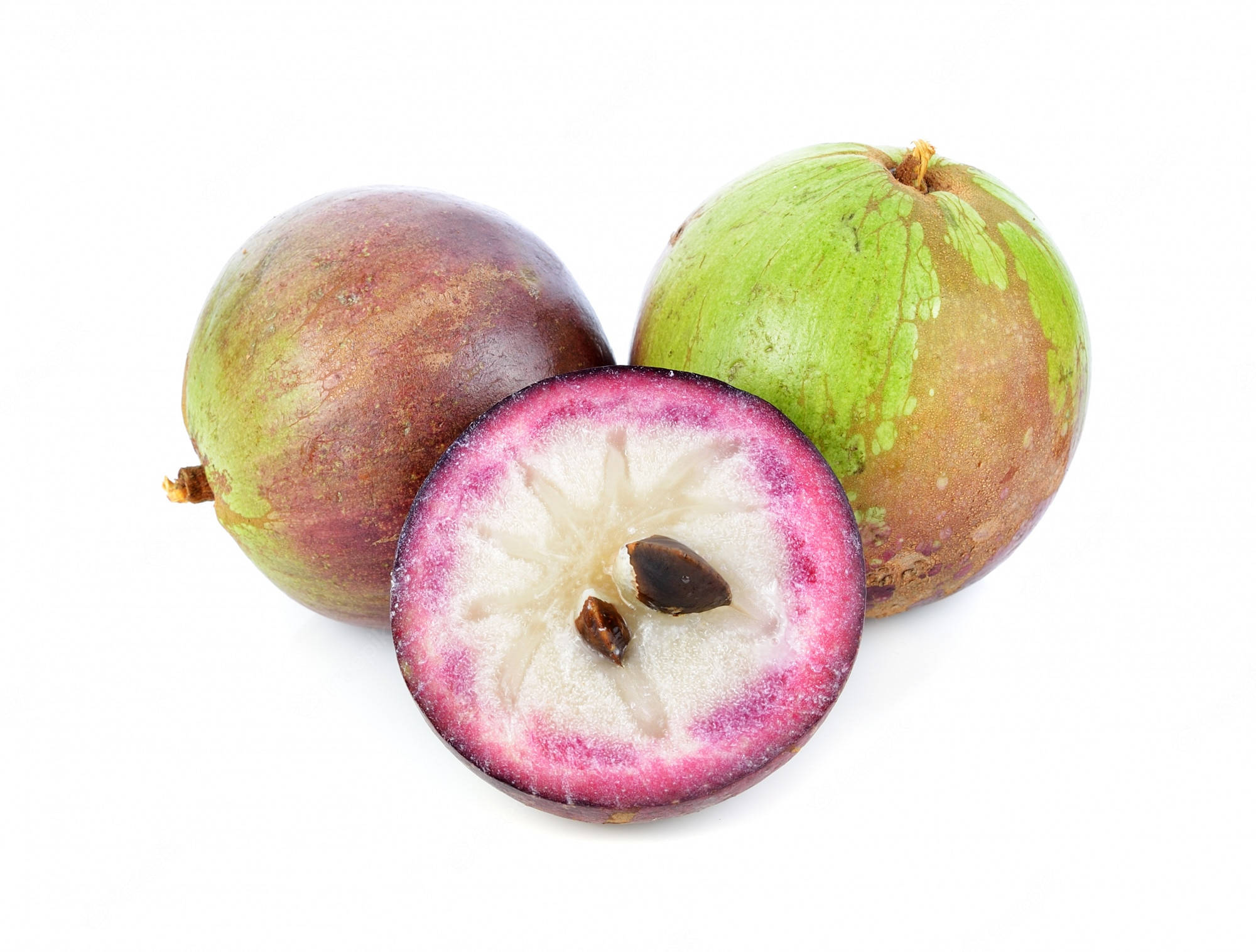 Fruit 桌布 壁紙 — 三個山竹，其中一個切開，露出粉紅色果肉和深色種子，背景為純白色。