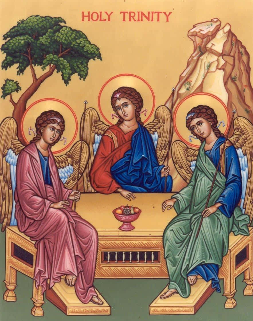 Holy Trinity 桌布 壁紙 — 三個帶光環的天使般的人物穿著鮮豔的長袍，在金色光芒下莊嚴地圍坐在一張放有水果碗的桌子旁。