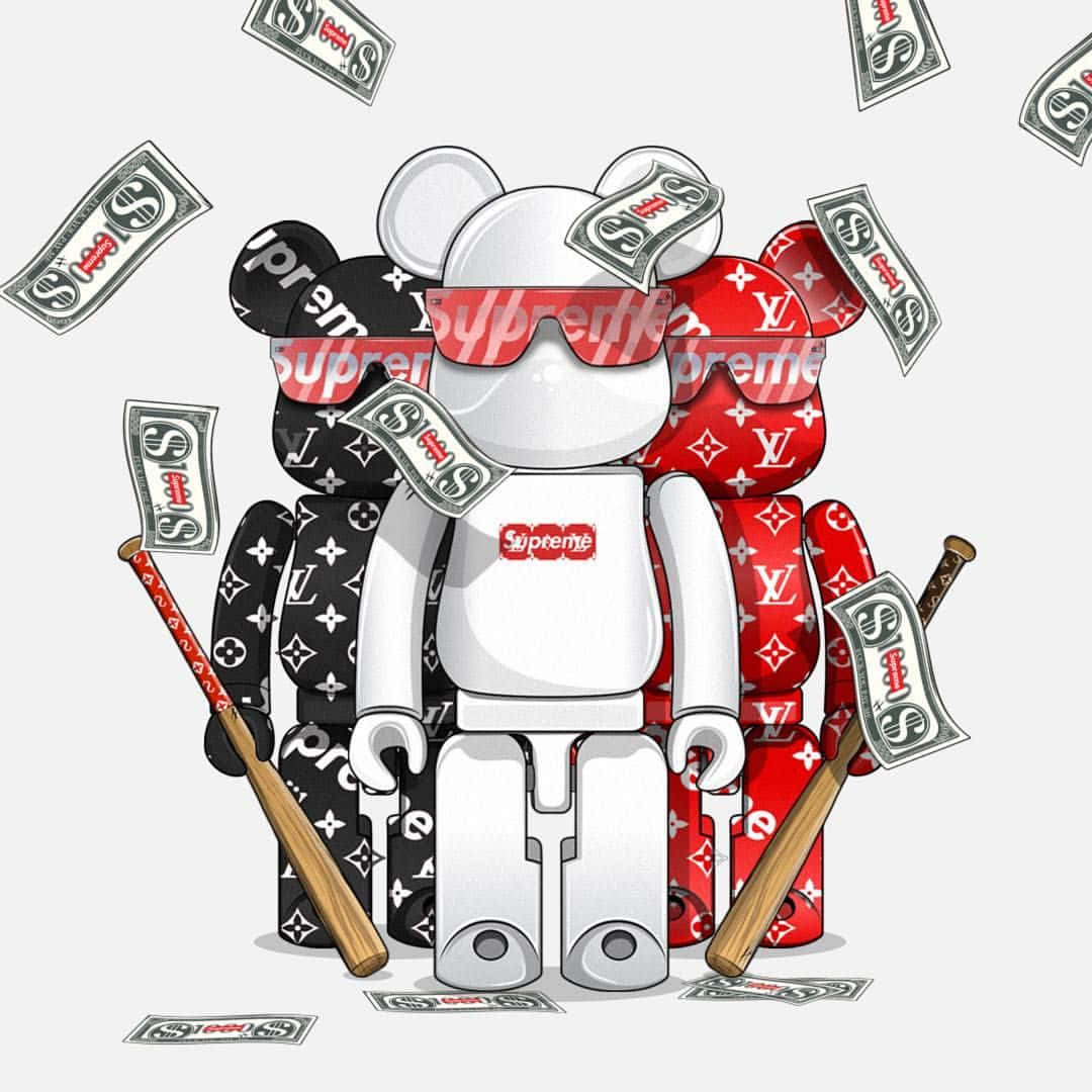 Kaws X Supreme 桌布 壁紙 — 三個帶有奢華品牌圖案的風格化熊公仔站在飄落的美元鈔票和棒球棍之間。