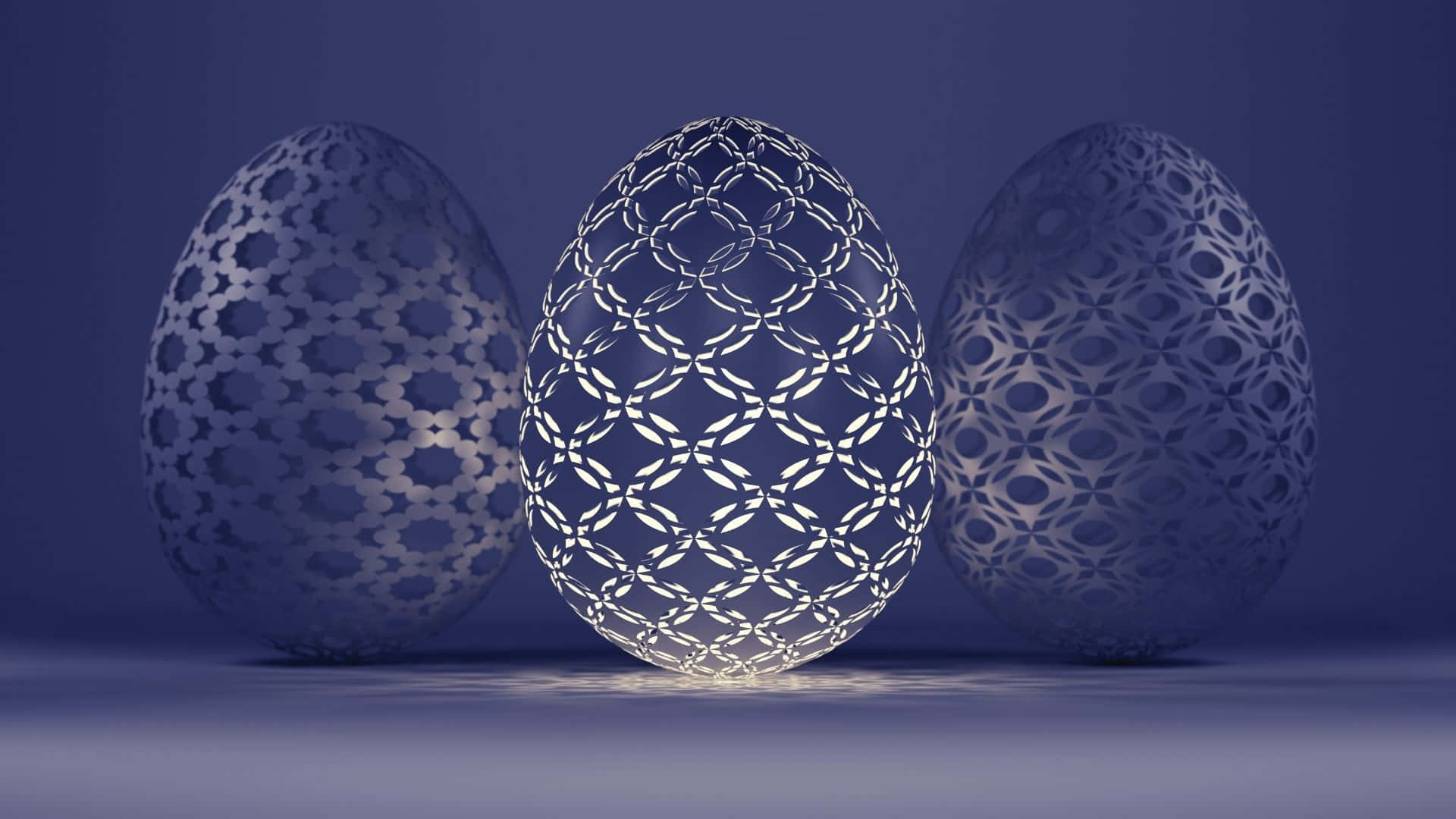 Easter Egg 桌布 壁紙 — 三個帶有幾何鏤空圖案的複雜圖案雞蛋，在深藍色漸變背景上柔和發光。
