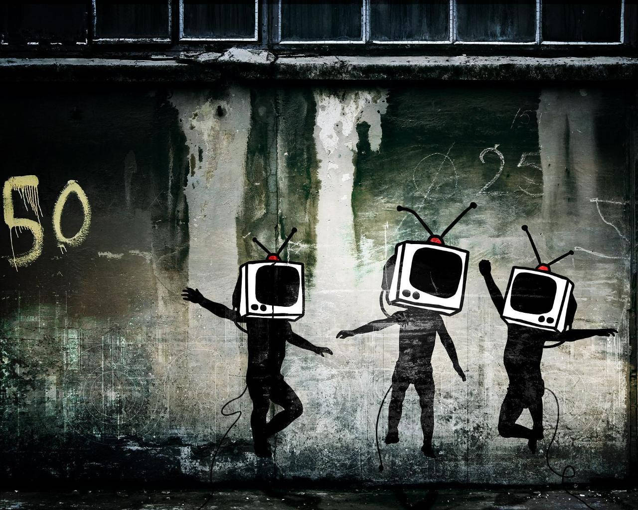 Gambar 桌布 壁紙 — 三個帶有復古電視頭的人物在一個佈滿塗鴉和剝落油漆的風化牆上跳舞。