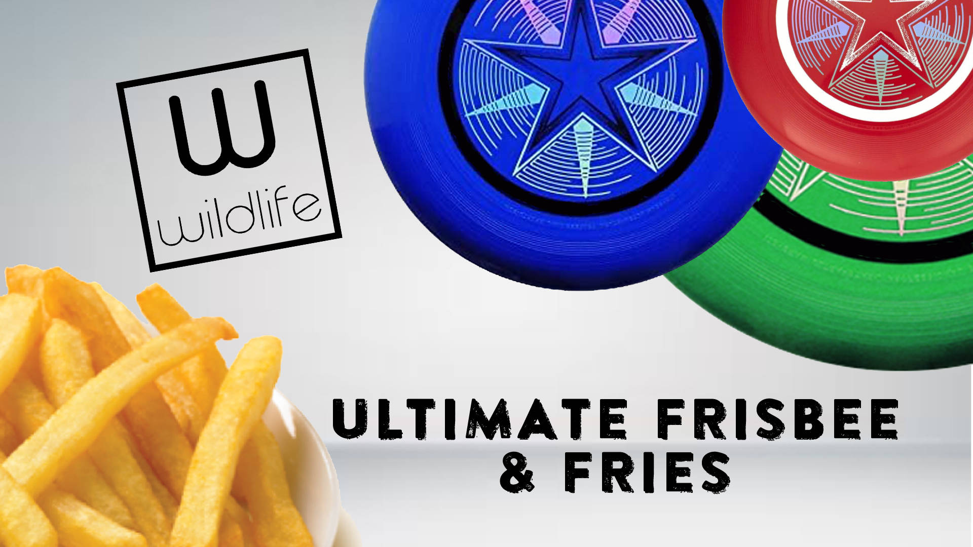 Ultimate Frisbee 桌布 壁紙 — 三個帶有星星圖案的彩色飛盤漂浮在一碗金黃色薯條上方，背景為純白色。