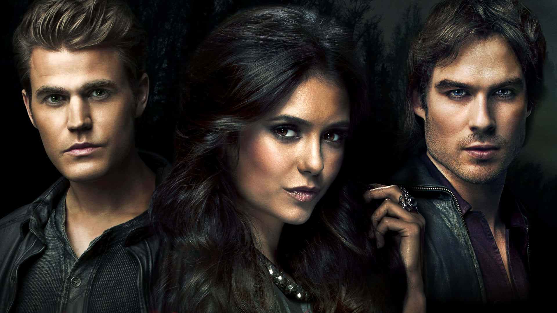 Vampire Diaries Desktop 桌布 壁紙 — 三個帶有深色頭髮和皮夾克的強烈角色，在陰影背景下向前凝視。