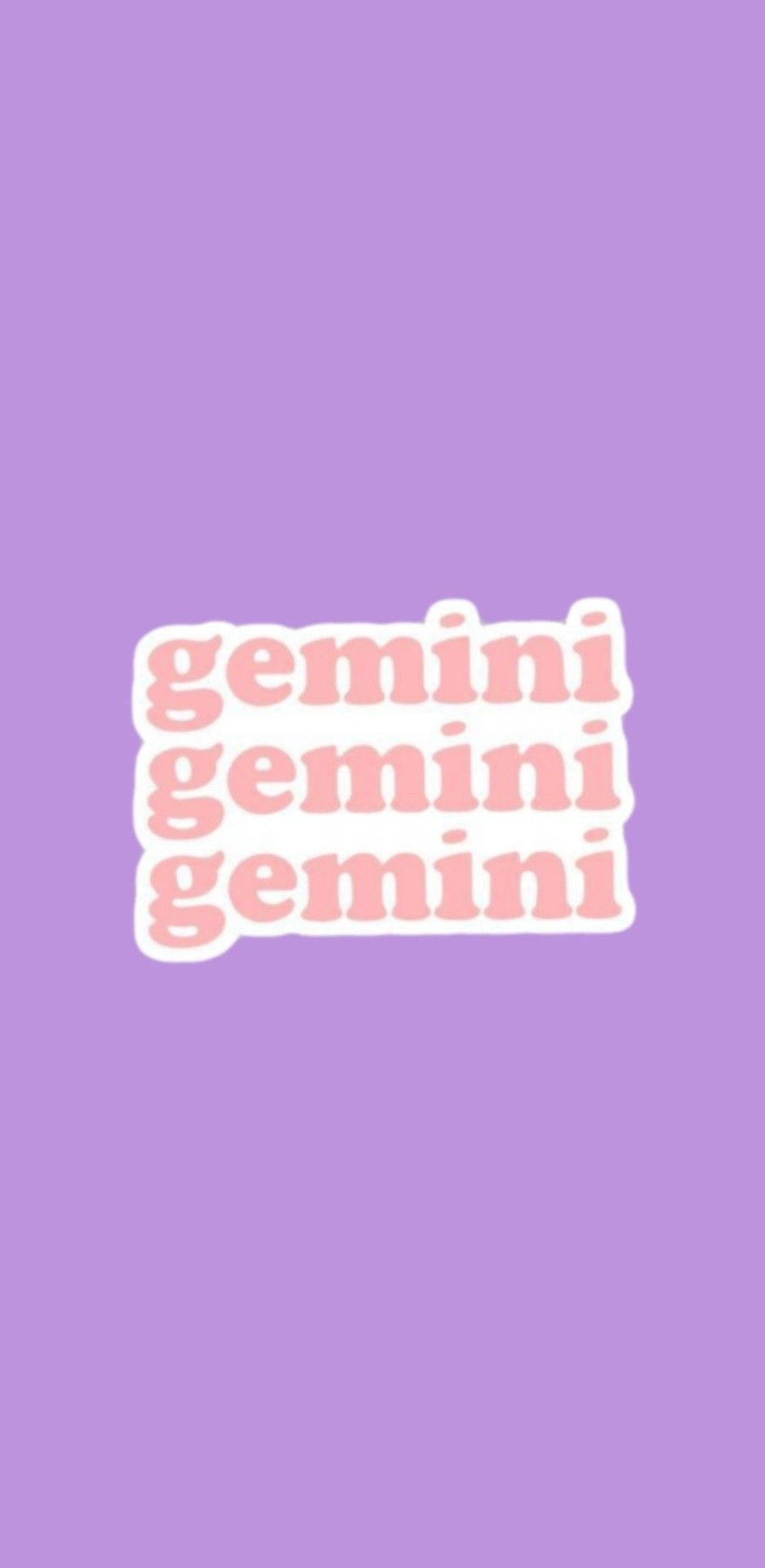 星座 桌布 壁紙 — 三個帶有白色輪廓的粉紅色「gemini」文字標籤堆疊在純薰衣草色背景上漂浮。