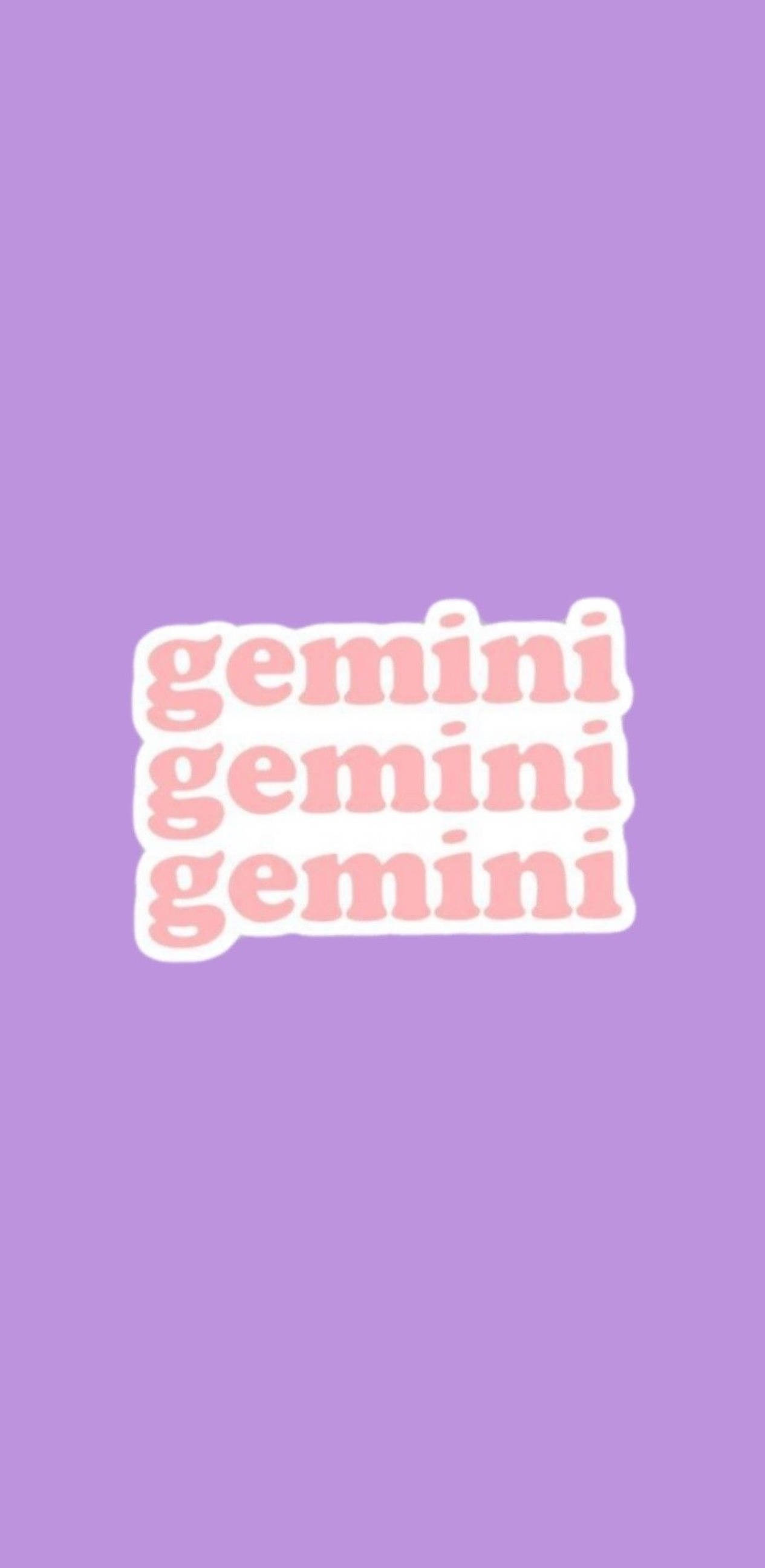 gemini 桌布 壁紙 — 三個帶有白色輪廓的粉紅色「gemini」文字標籤堆疊在純色薰衣草背景上漂浮。