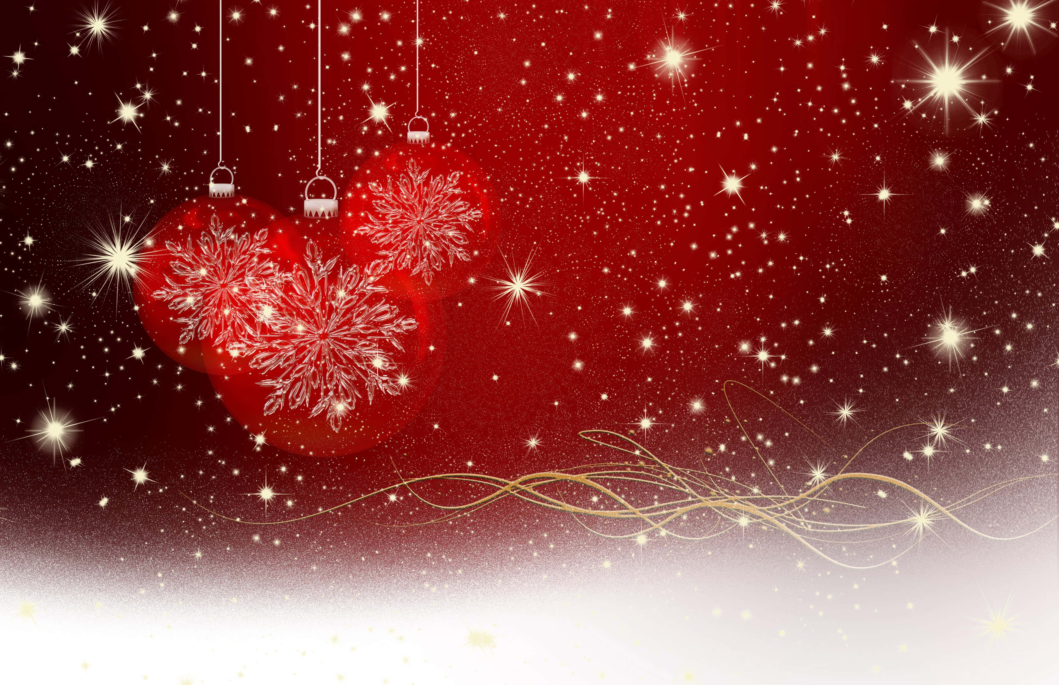 Red Aesthetic Christmas 桌布 壁紙 — 三個帶有白色雪花圖案的紅色裝飾品懸掛在閃爍的紅色背景上，背景有金色漩渦和星爆。