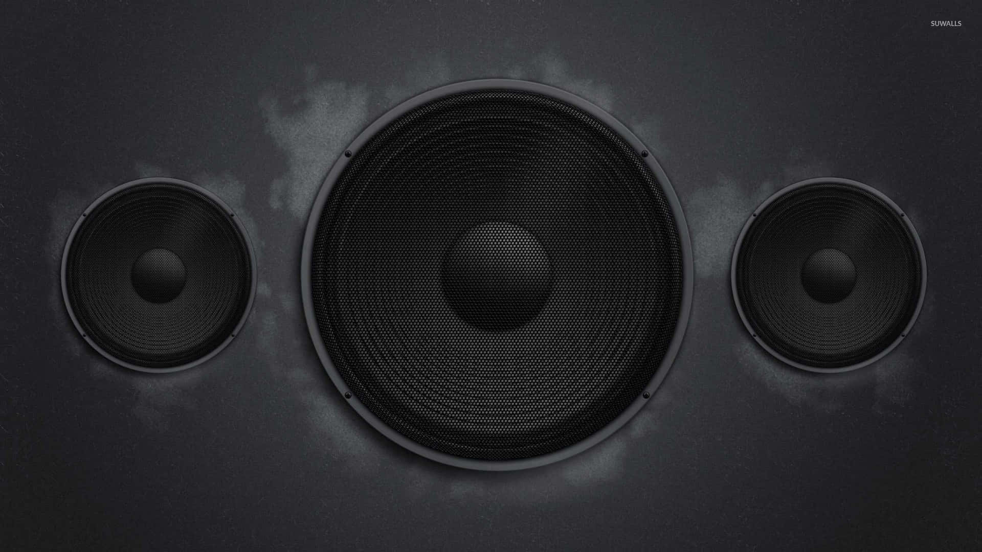Speaker 桌布 壁紙 — 三個帶有網格格柵的黑色揚聲器在黑暗煙霧背景中漂浮，帶有微妙的燈光。