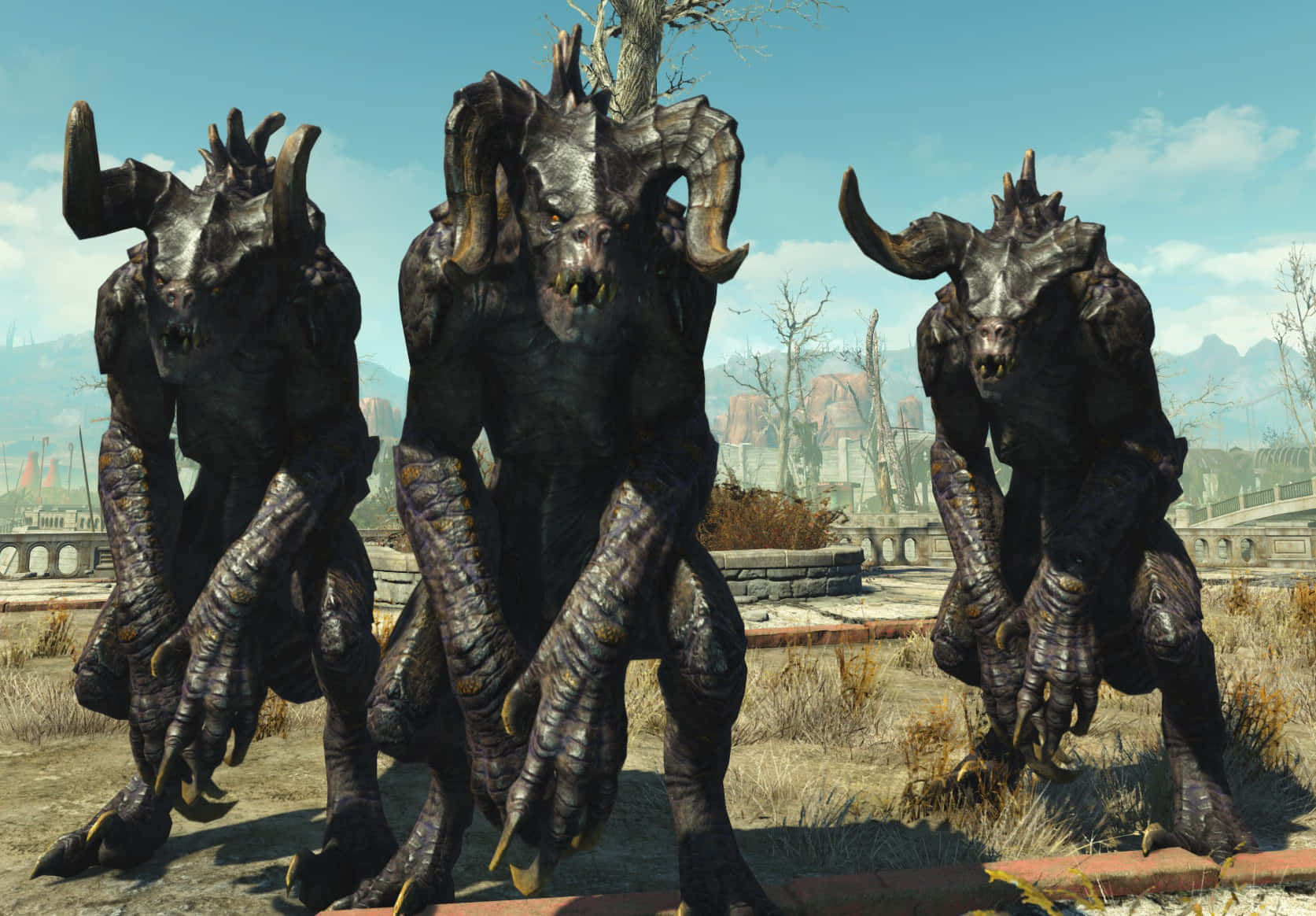 Deathclaw 桌布 壁紙 — 三個帶有裝甲皮膚的可怕有角食屍鬼站在荒蕪的廢土上，天空清澈湛藍。