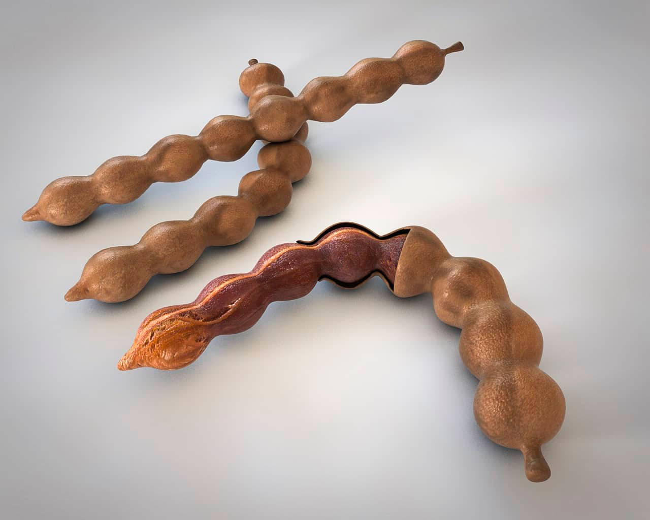 beans 桌布 壁紙 — 三個帶紋理的羅望子莢放在平坦的表面上，其中一個裂開，露出豐富的內部。