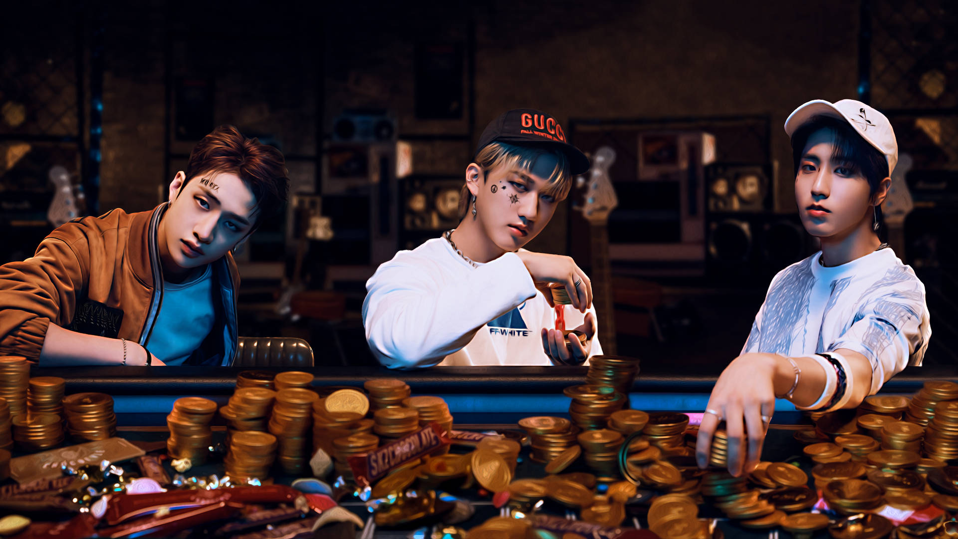 Stray Kids 桌布 壁紙 — 三個年輕男子在燈光昏暗的房間裡專注於桌上成堆的金幣。