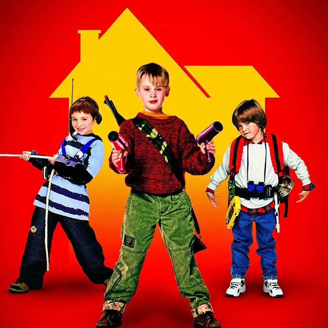 Home Alone 桌布 壁紙 — 三個年輕男孩穿著90年代探險裝備，在帶有黃色房屋剪影的醒目紅色背景前自信地擺姿勢。