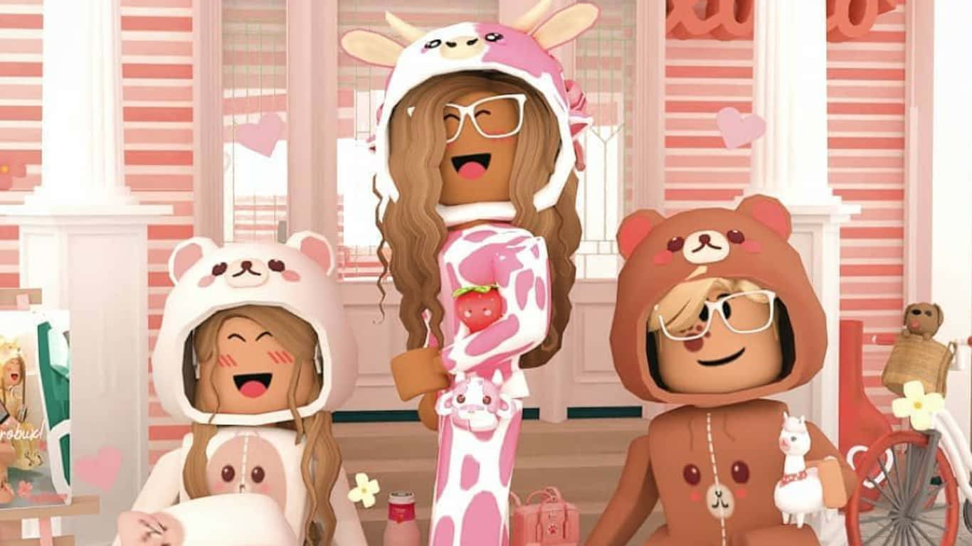 Roblox Bff 桌布 壁紙 — 三個微笑的 Roblox 角色穿著可愛動物連體衣，在帶有心形和腳踏車的粉紅色條紋房間裡愉快地擺姿勢。