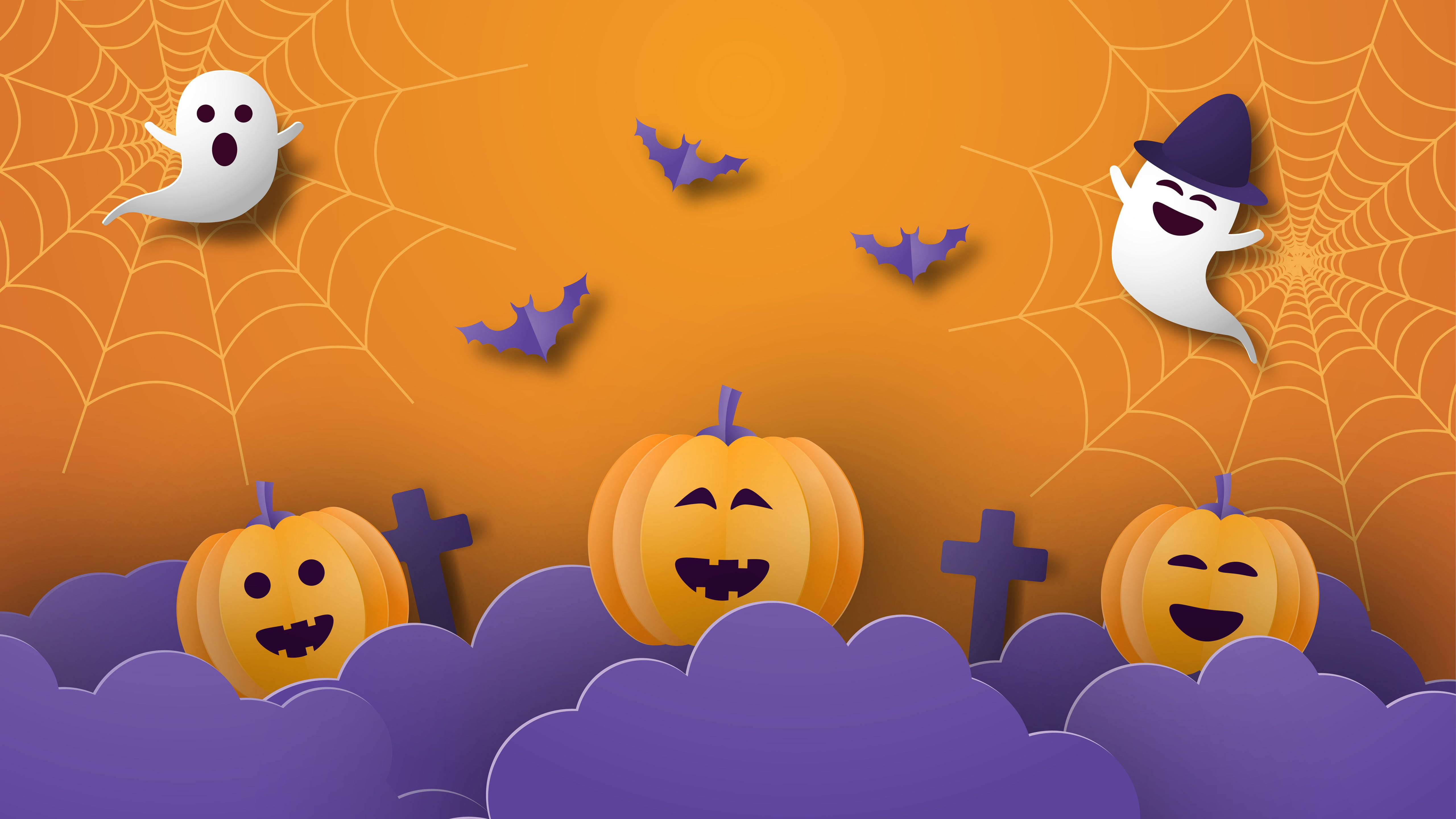 Cute Halloween Desktop 桌布 壁紙 — 三個微笑的南瓜燈從紫色雲朵中探出頭來，背景是橙色，還有鬼魂、蝙蝠和蜘蛛網。