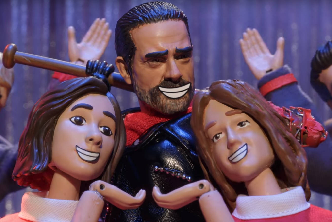 Animated 桌布 壁紙 — 三個微笑的娃娃般人物，帶有誇張特徵，在模糊的窗簾背景前愉快地擺姿勢。