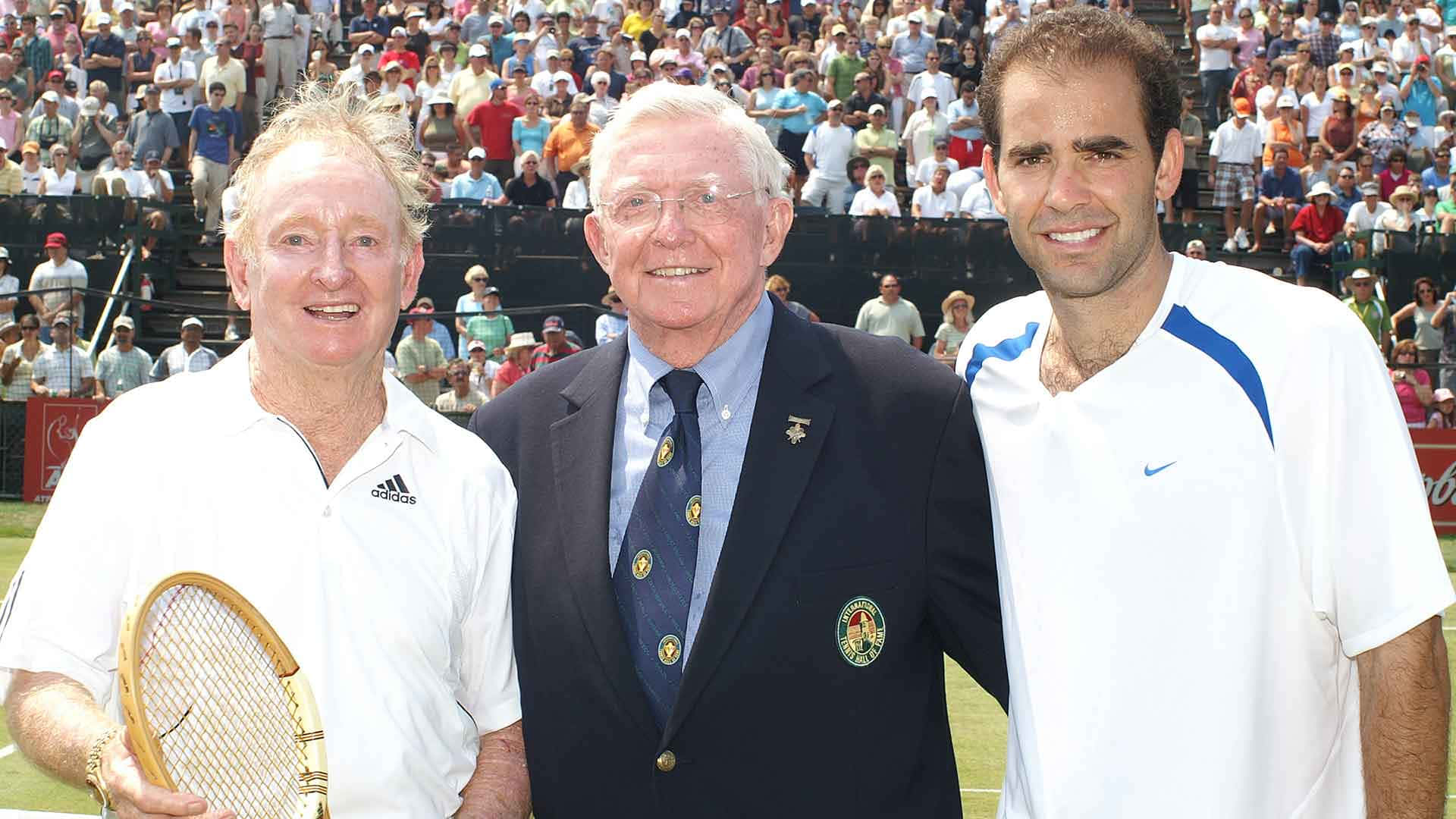pete sampras 桌布 壁紙 — 三個微笑的男人在網球場上擺姿勢，身後是擠滿觀眾的體育場。