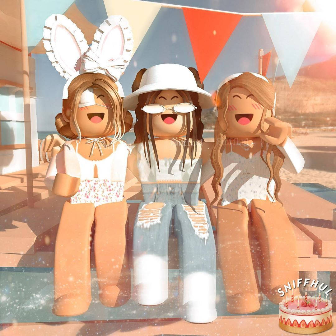 Aesthetic Roblox 桌布 壁紙 — 三個快樂的Roblox頭像在陽光明媚的沙灘派對上，在色彩繽紛的三角旗下一同大笑。