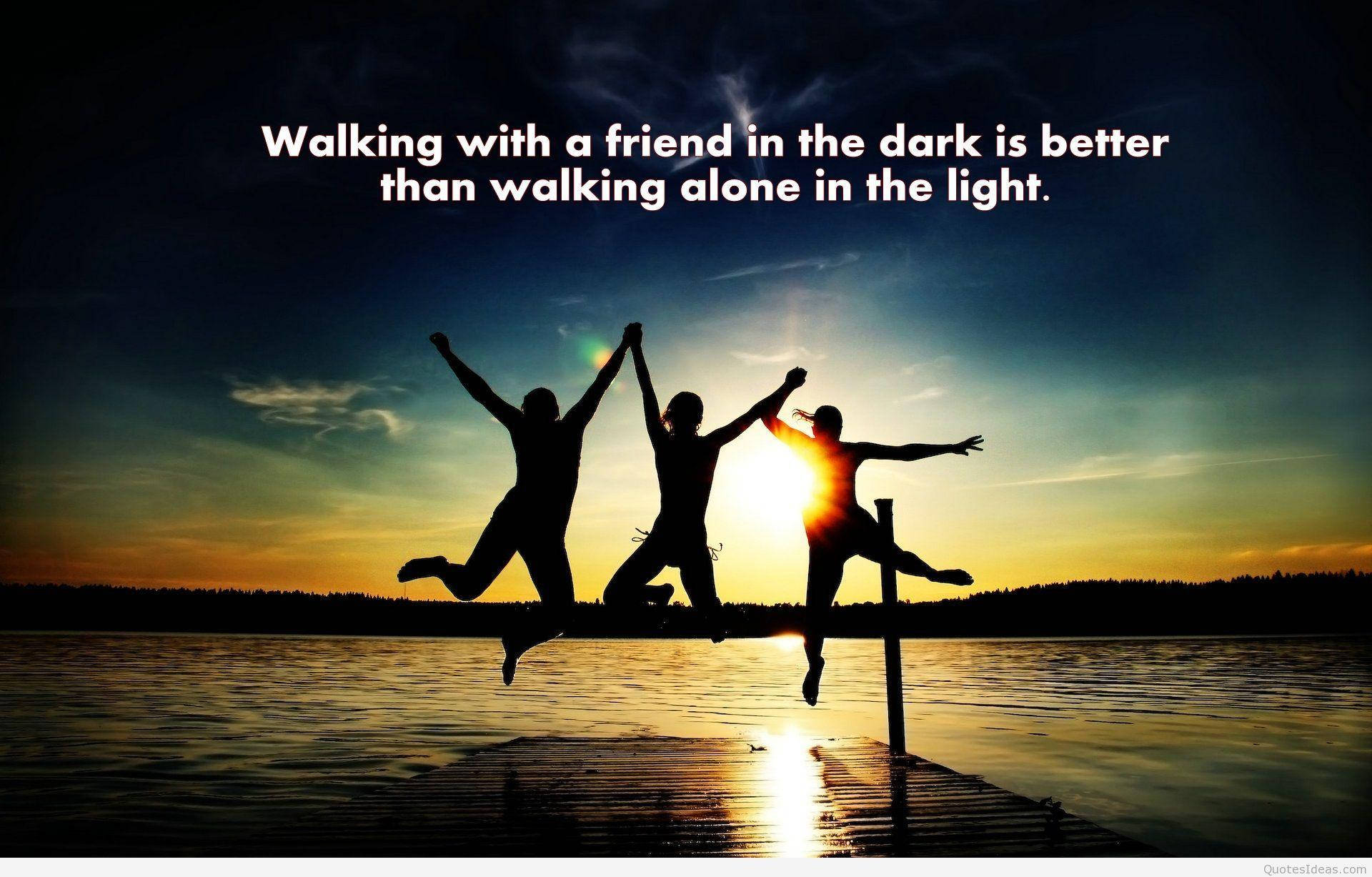 Best Friend Quotes 桌布 壁紙 — 三個快樂的剪影在日落時分從碼頭跳入水中，並疊加了一句勵志名言。
