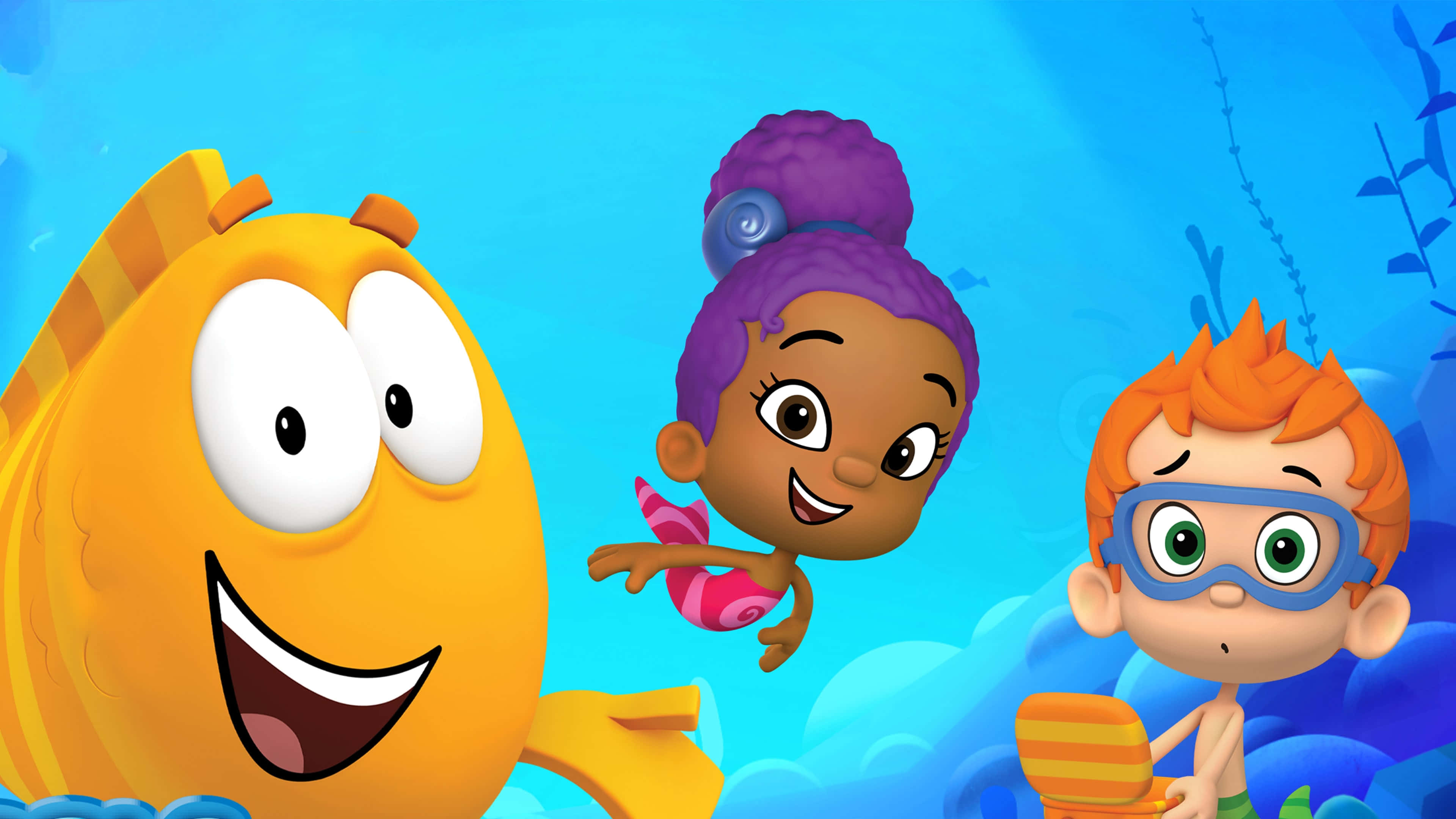 Bubble Guppies 桌布 壁紙 — 三個快樂的卡通人物在水底游泳，背景有一條微笑的黃魚和珊瑚。