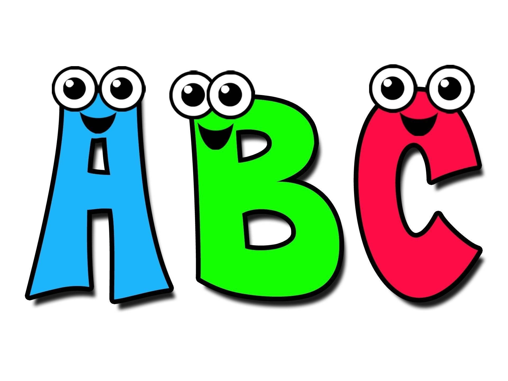 abc 桌布 壁紙 — 三個快樂的卡通字母 A、B 和 C，帶有凸眼和微笑，並排站在白色背景上。