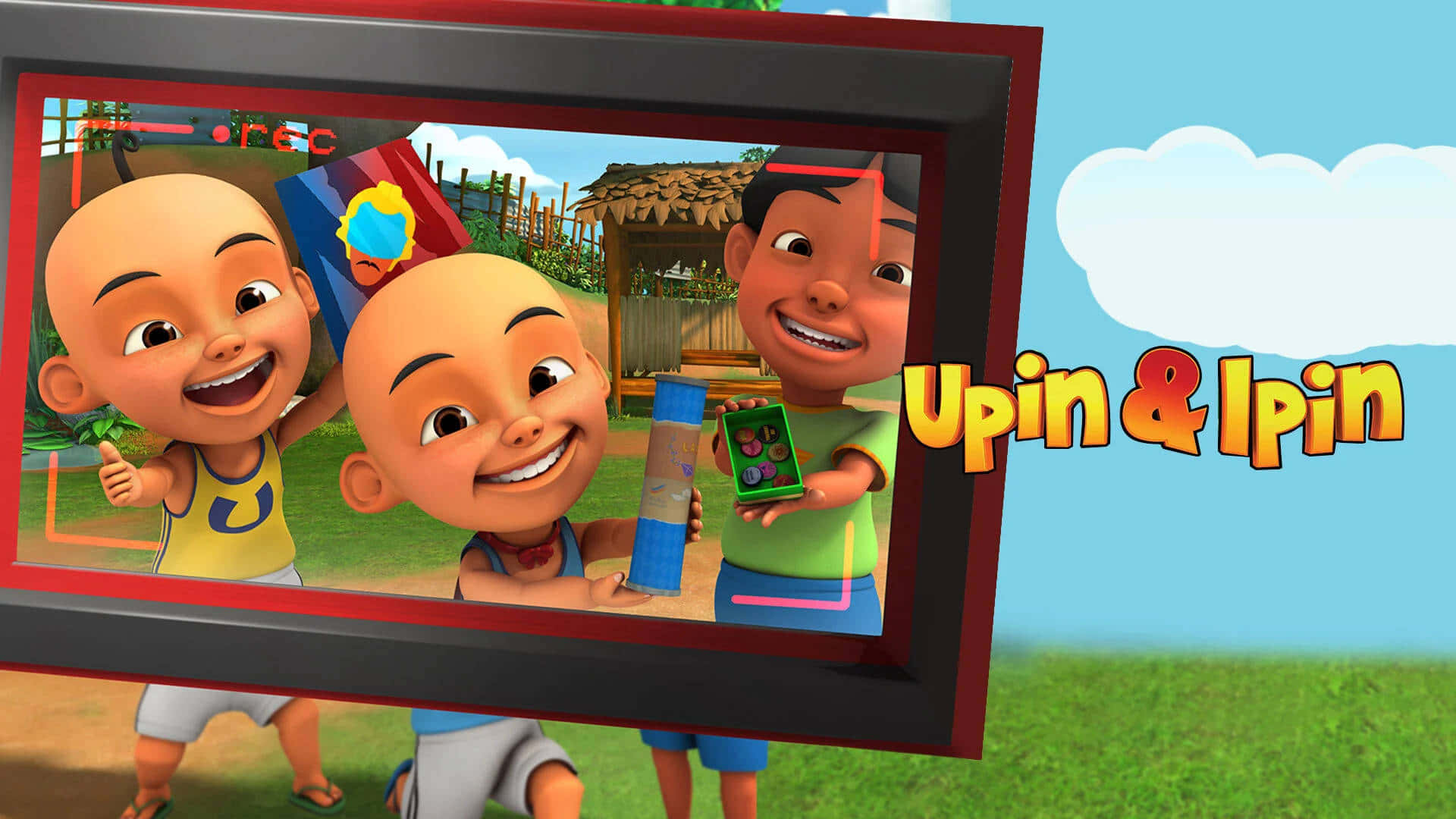 Upin Ipin 桌布 壁紙 — 三個快樂的卡通男孩在一個有草地背景和明亮藍天的框框電視場景中。