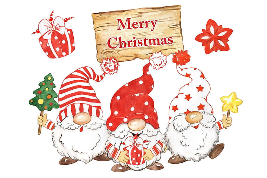 Christmas Gnome 桌布 壁紙 — 三個快樂的水彩聖誕精靈，戴著紅白節日帽子，在木牌下拿著禮物和聖誕樹。