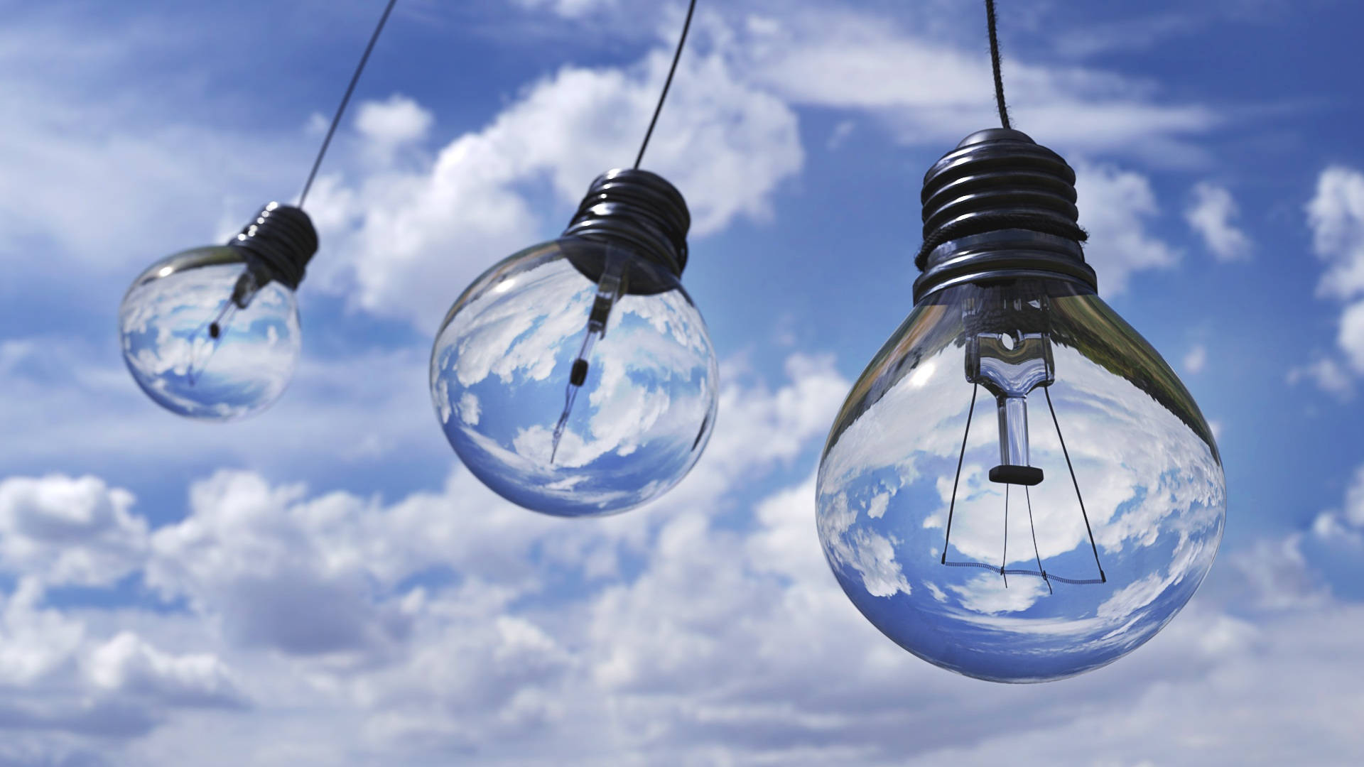 Light 桌布 壁紙 — 三個懸掛的燈泡在其玻璃球體中反射出帶有蓬鬆白雲的明亮藍天。