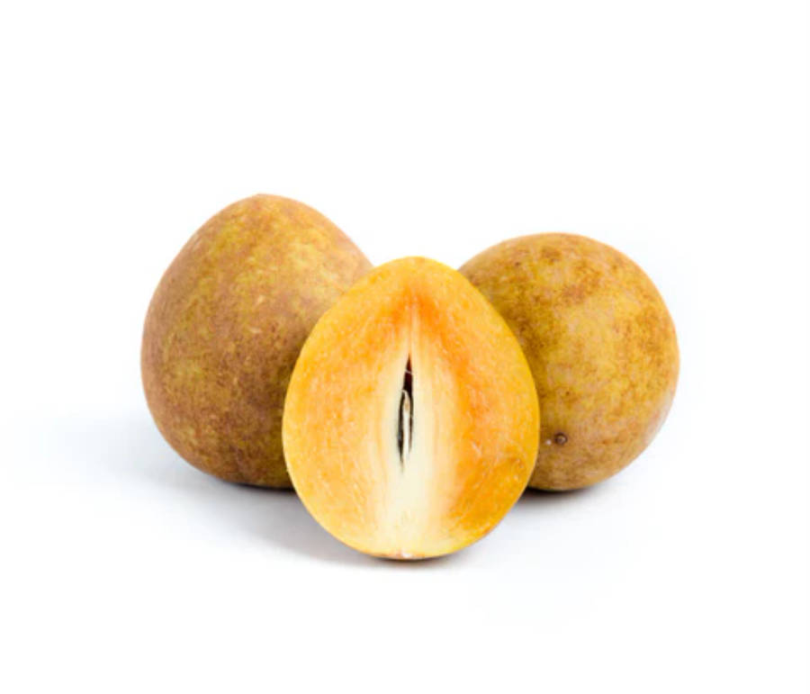 Fruits 桌布 壁紙 — 三個成熟杏子，其中一個切開，露出多汁的橙色果肉和深色果核，背景純白。