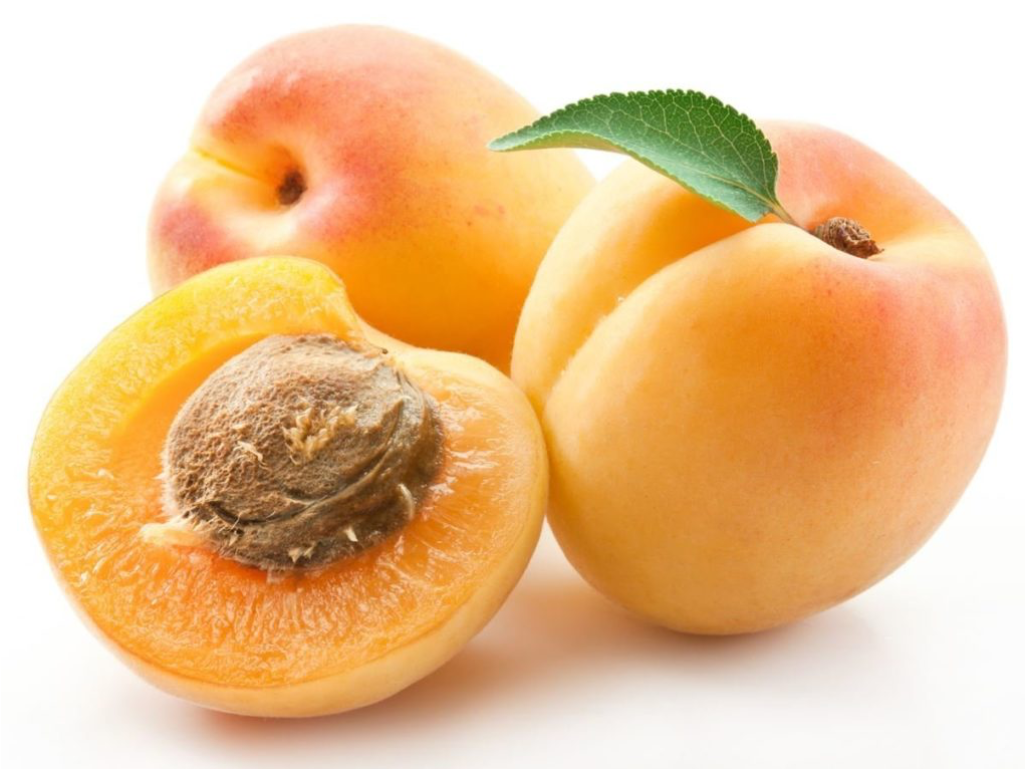 Apricot 桌布 壁紙 — 三個成熟的杏子，一個切開露出多汁果肉和核，附有綠色葉子，白色背景。
