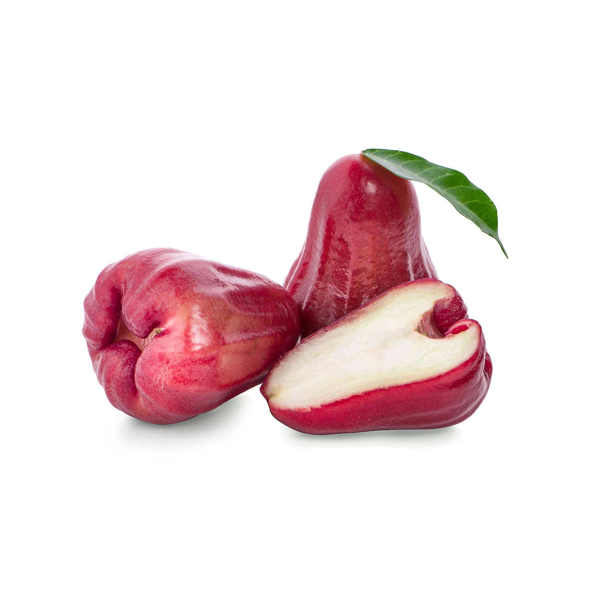 Fruits 桌布 壁紙 — 三個成熟的玫瑰蘋果，帶有光澤的紅色果皮，其中一個切片露出奶油白色的果肉和綠葉。