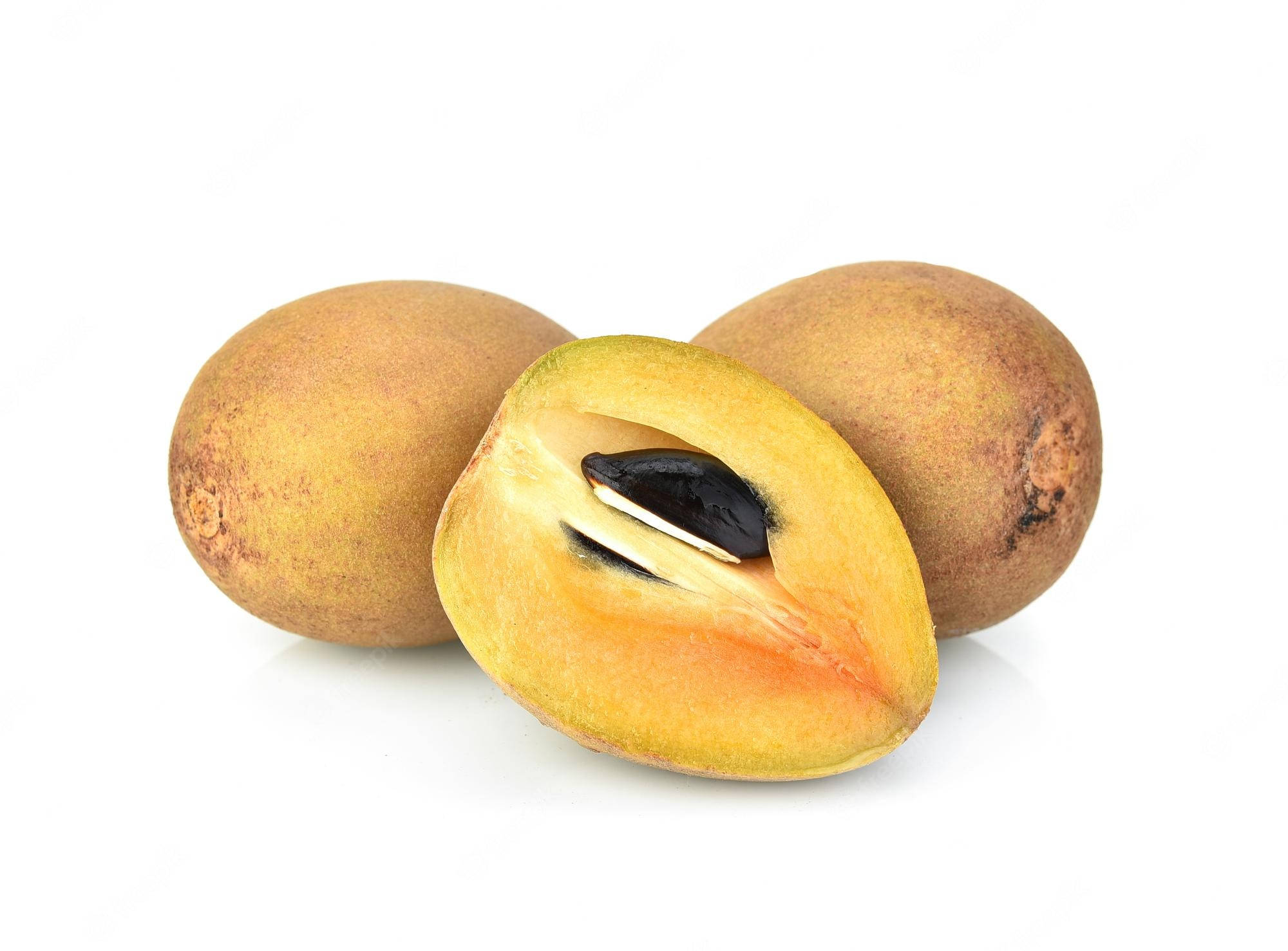 Fruits 桌布 壁紙 — 三個成熟的龍眼果實，其中一個切開，露出多汁的果肉和深色種子，背景為純白色。
