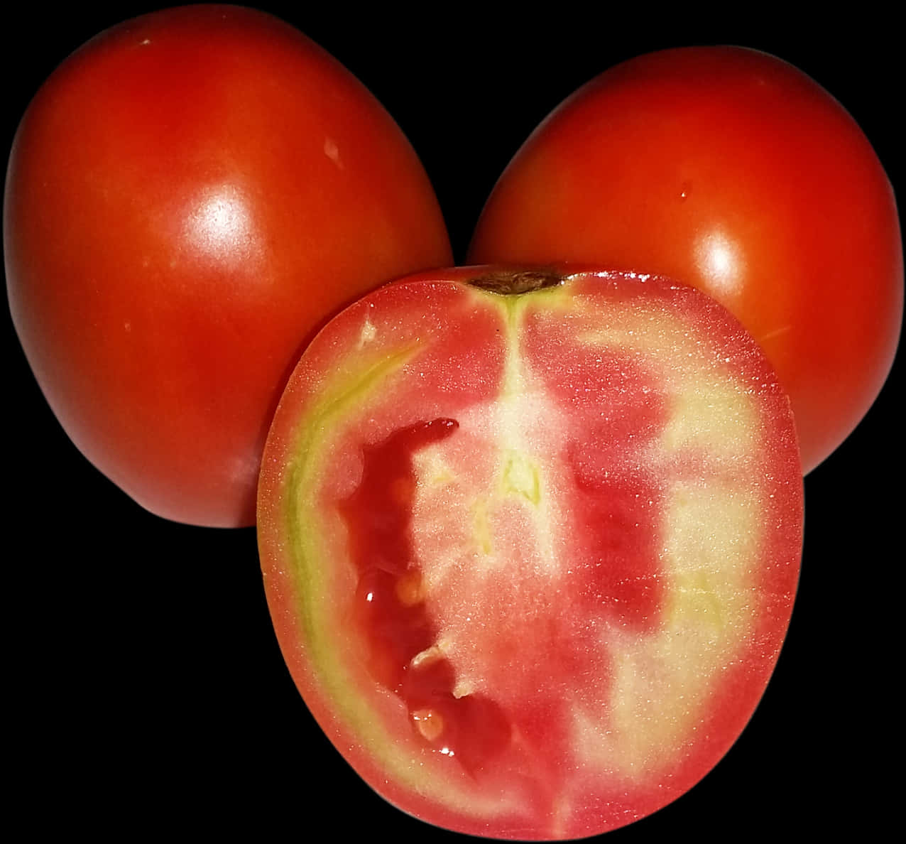 Fruit 桌布 壁紙 — 三個成熟紅番茄，其中一個切半，露出多汁內部，襯以黑色背景。