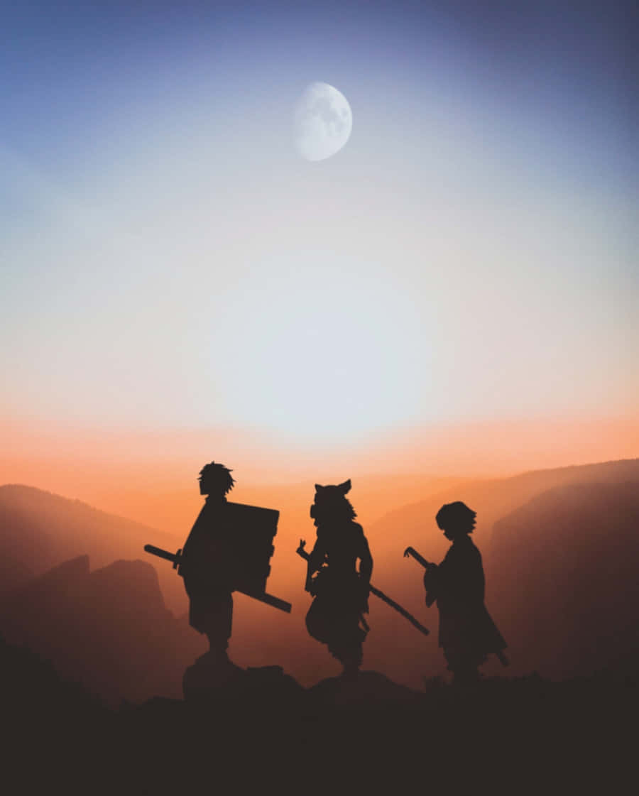 沙漠 桌布 壁紙 — 三個戰士剪影在黃昏時分站在山脊上，下方是一輪發光的彎月。