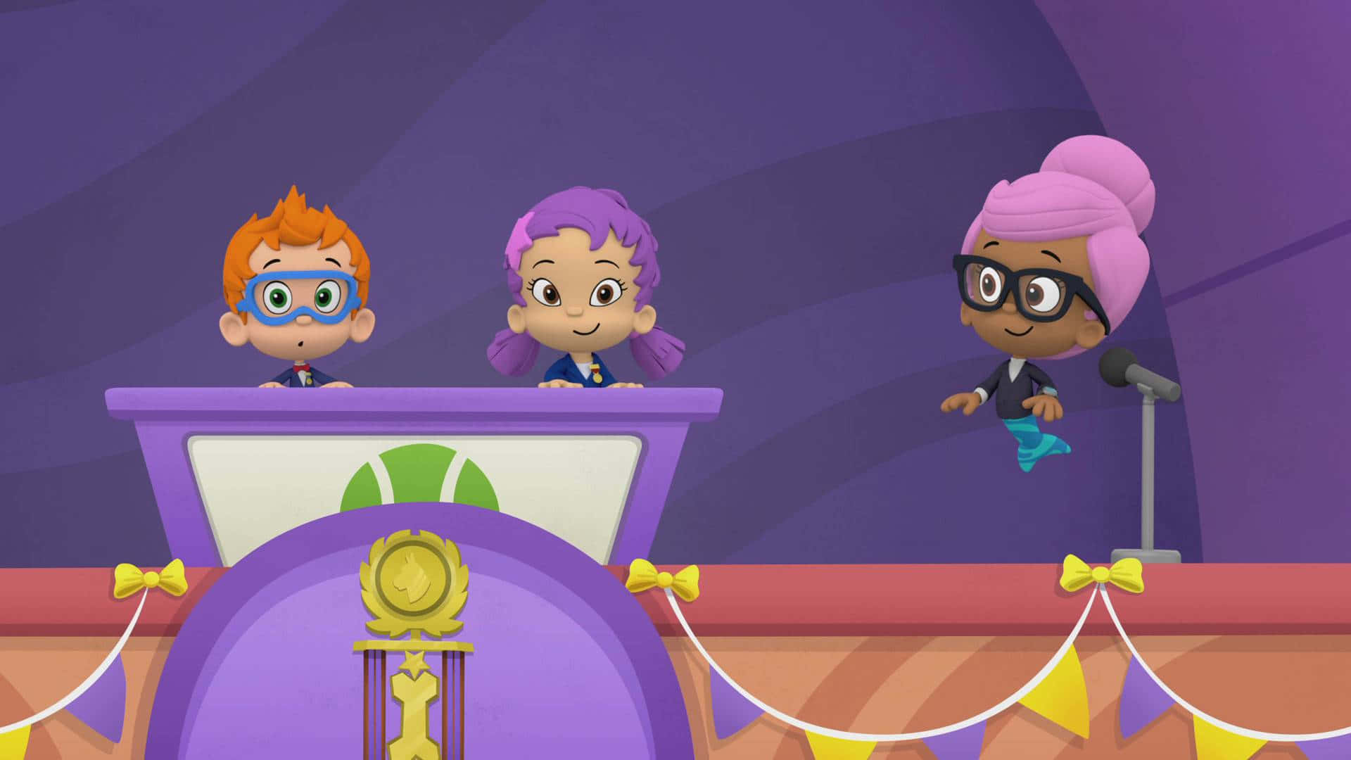 Bubble Guppies 桌布 壁紙 — 三個戴眼鏡的動畫兒童站在紫色頒獎台後面，台上有一個獎盃和黃色裝飾，背景為紫色。