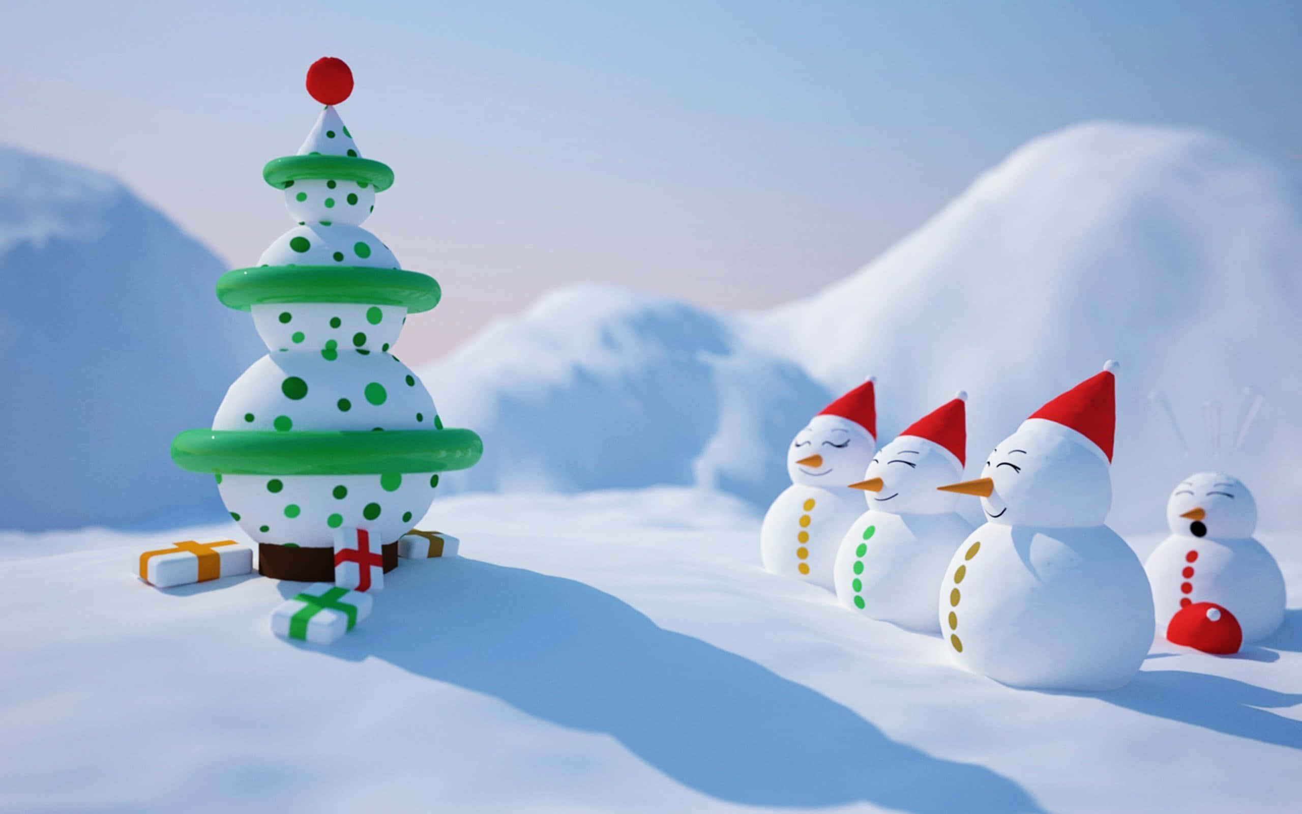 搞笑聖誕 桌布 壁紙 — 三個戴紅帽的快樂雪人聚集在一個風格化的綠色和白色聖誕樹附近，樹下有禮物，背景是明亮的雪景。