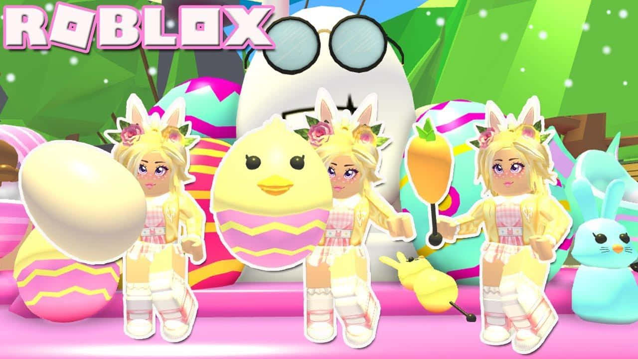 Roblox Desktop 桌布 壁紙 — 三個戴著兔耳和花冠的Roblox虛擬角色站在巨型彩色復活蛋和一隻黃色小雞旁邊，構成充滿活力的卡通場景。
