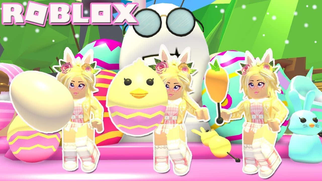 Roblox 桌布 壁紙 — 三個戴著兔耳和花冠的Roblox虛擬角色站在巨型復活蛋和一隻黃色小雞旁邊，場景充滿活力的粉紅色和綠色節日氣氛。