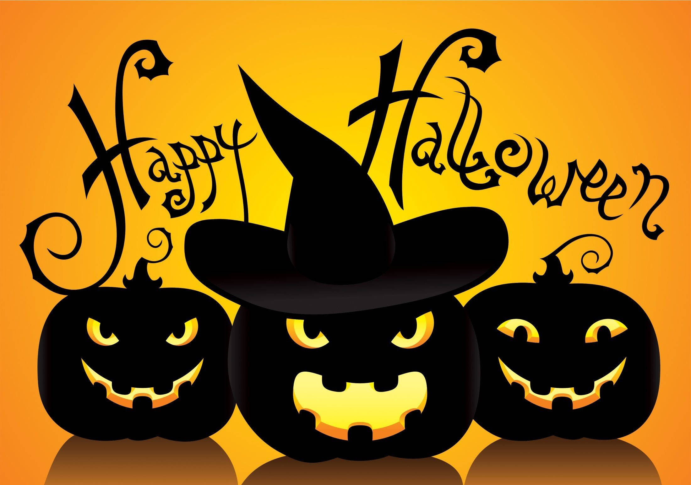 Happy Halloween 桌布 壁紙 — 三個戴著巫師帽的發光南瓜燈在溫暖的橙色背景上微笑，並帶有「Happy Halloween」字樣。
