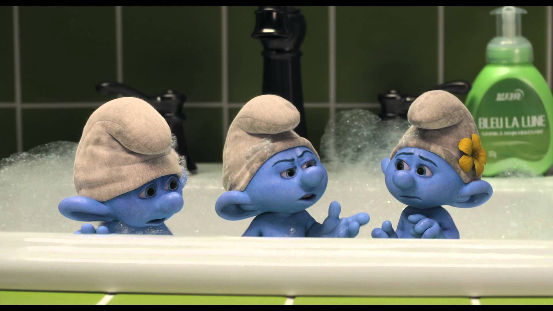Smurfs 桌布 壁紙 — 三個戴著米色帽子的藍色藍色小精靈角色坐在充滿泡泡的浴缸中，表情擔憂。