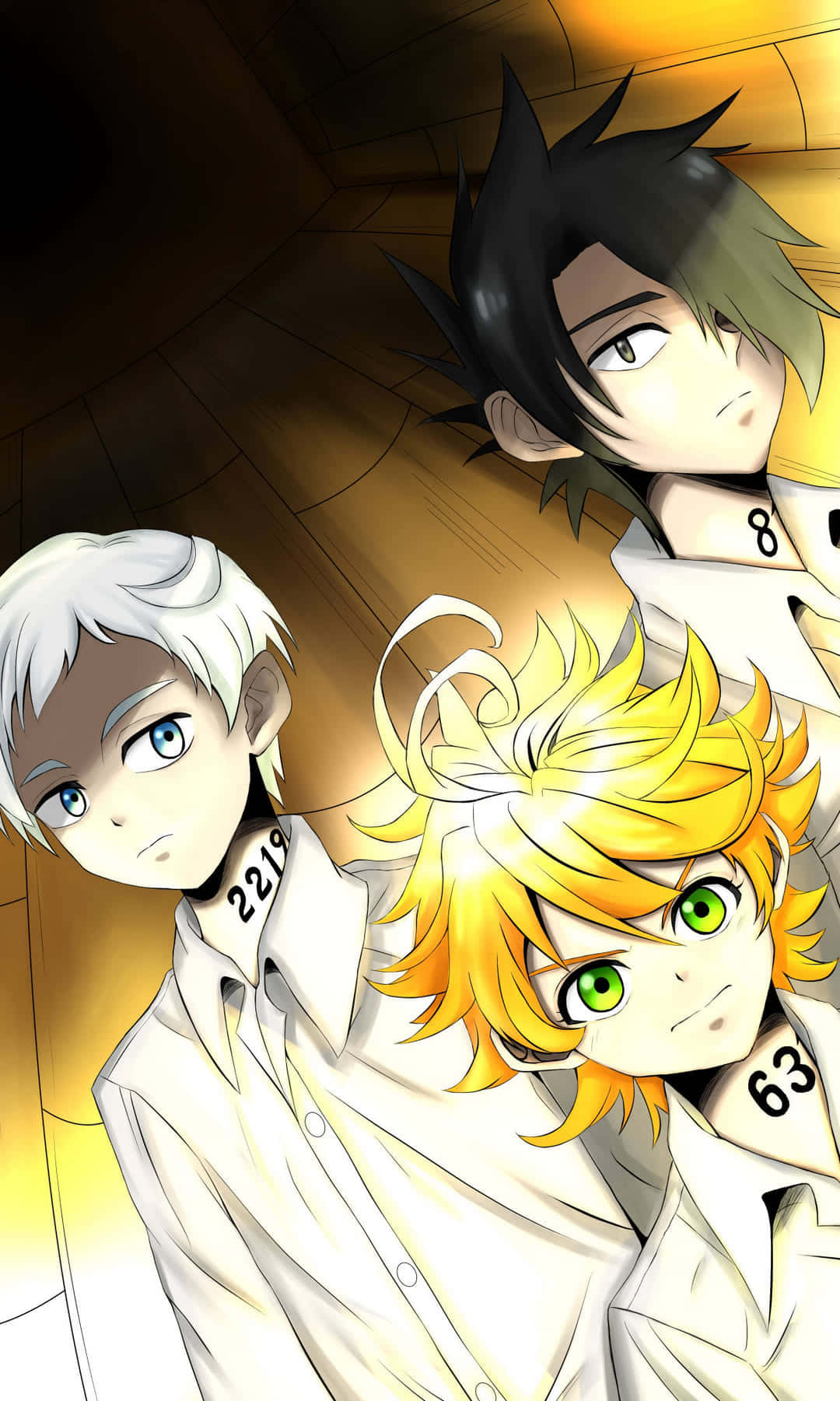 Promised Neverland 桌布 壁紙 — 三個戴著編號項圈的動漫角色在溫暖金色燈光下躺在木地板上。