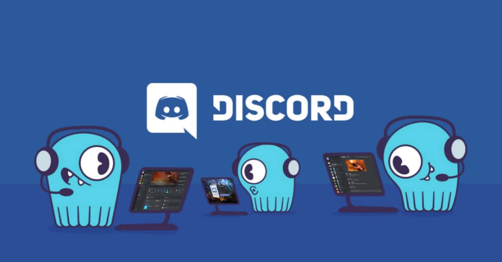 Discord 桌布 壁紙 — 三個戴著耳機的藍色卡通章魚角色坐在電腦前，顯示遊戲串流，背景為純藍色並帶有 Discord 標誌。