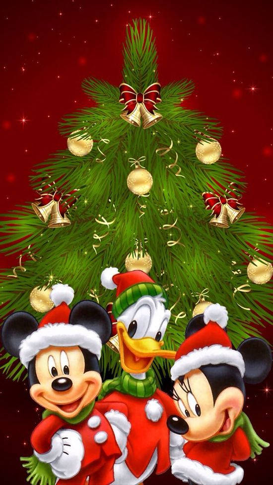 Donald Duck 桌布 壁紙 — 三個戴著聖誕帽的歡樂迪士尼角色站在一棵裝飾著金色飾物和紅色蝴蝶結的茂盛綠色聖誕樹前，背景是閃爍的紅色。