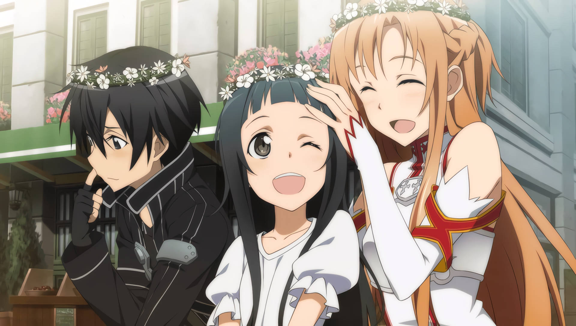 Kirito 桌布 壁紙 — 三個戴著花冠的動漫角色在陽光明媚的城市街道場景中愉快地微笑。