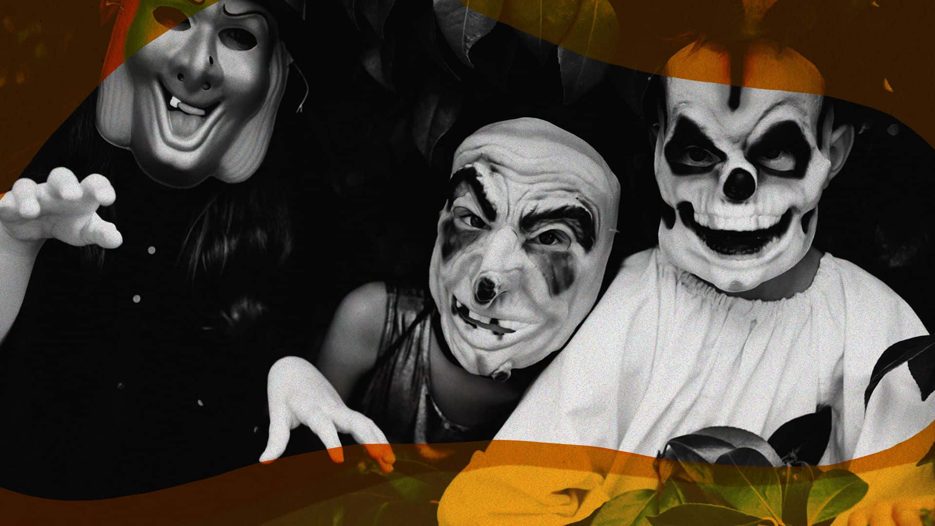 Halloween Masks 桌布 壁紙 — 三個戴著詭異萬聖節面具的人，在帶有橙色和綠色點綴的深色背景前，擺出陰森的表情。