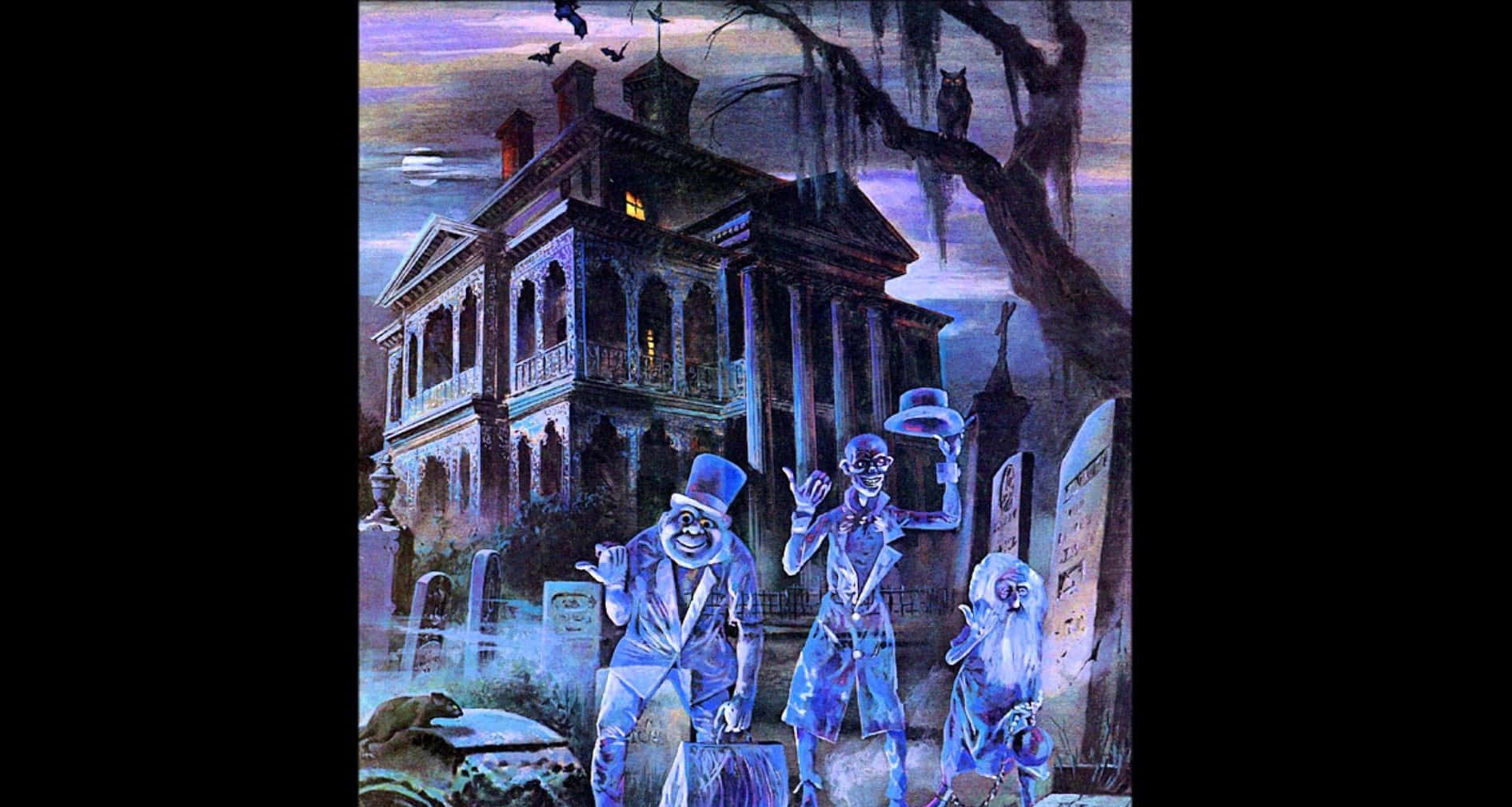 幽靈公館 桌布 壁紙 — 三個戴高帽、穿西裝的鬼魂在黃昏天空下，伴隨著蝙蝠和貓頭鷹，出沒於一間陰森的大宅。