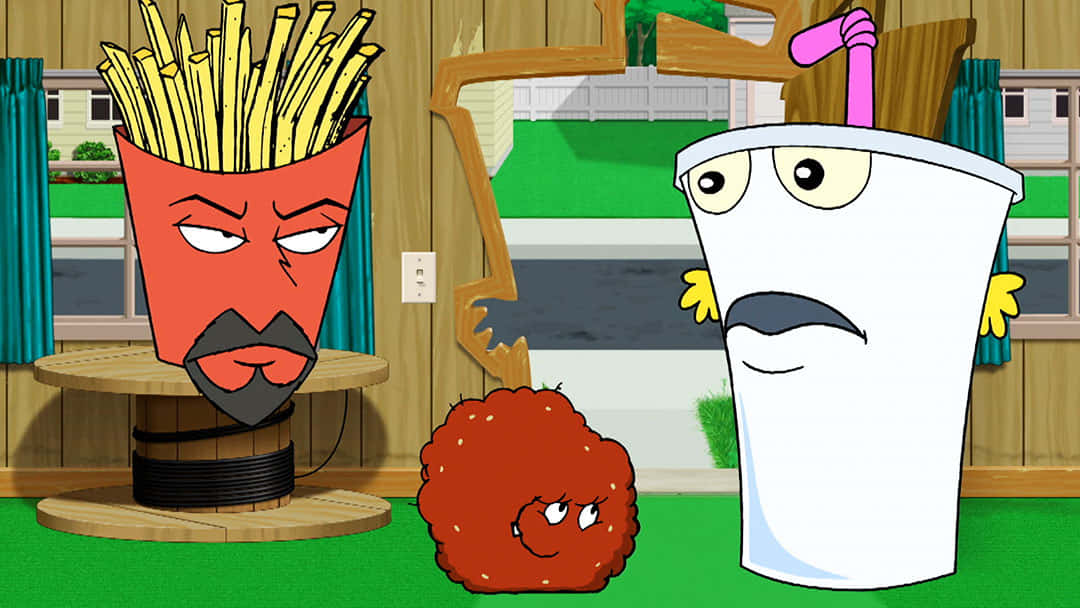 adult swim 桌布 壁紙 — 三個擬人化的快餐物品，有臉孔，站在一個有木牆和綠色地板的卡通廚房裡。